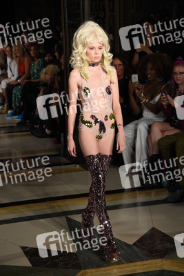 Pam Hogg Fashion Show auf der London Fashion Week SS17