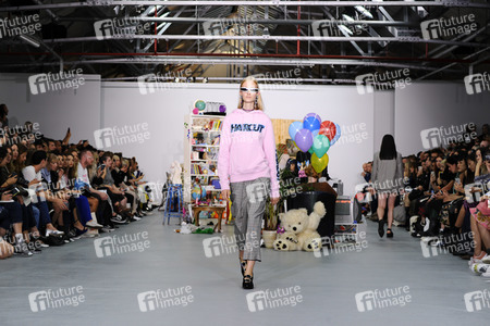 Ashley Williams Fashion Show auf der London Fashion Week SS17