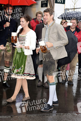 FC Bayern Team auf dem Oktoberfest in München