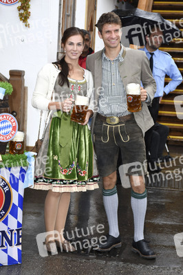 FC Bayern Team auf dem Oktoberfest in München