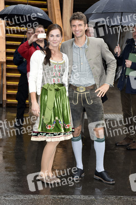 FC Bayern Team auf dem Oktoberfest in München