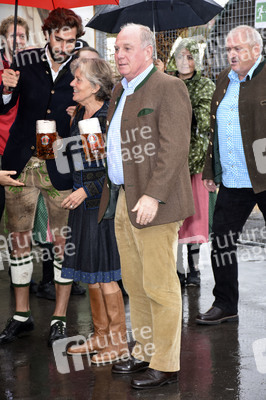 FC Bayern Team auf dem Oktoberfest in München