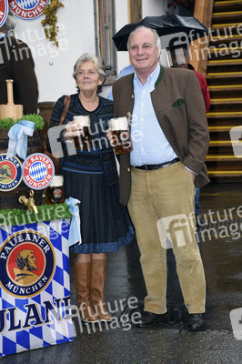FC Bayern Team auf dem Oktoberfest in München