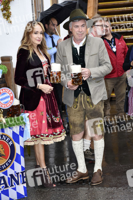 FC Bayern Team auf dem Oktoberfest in München