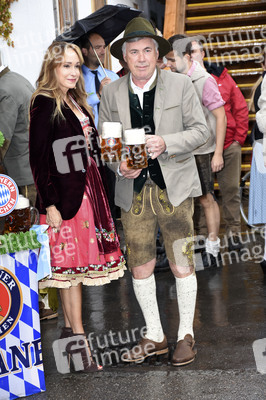 FC Bayern Team auf dem Oktoberfest in München