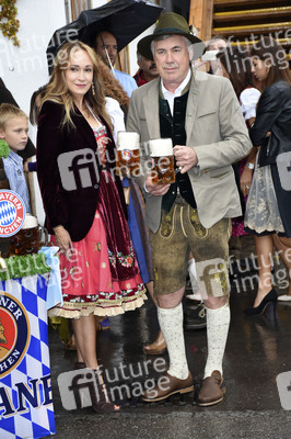 FC Bayern Team auf dem Oktoberfest in München