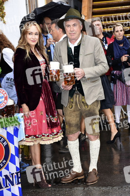 FC Bayern Team auf dem Oktoberfest in München
