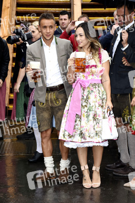 FC Bayern Team auf dem Oktoberfest in München