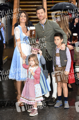 FC Bayern Team auf dem Oktoberfest in München