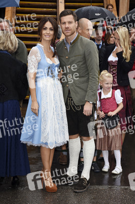 FC Bayern Team auf dem Oktoberfest in München