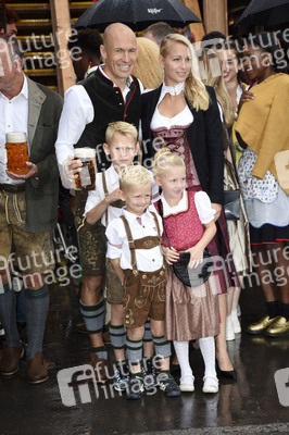FC Bayern Team auf dem Oktoberfest in München