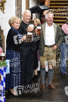 FC Bayern Team auf dem Oktoberfest in München