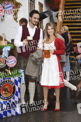 FC Bayern Team auf dem Oktoberfest in München