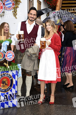 FC Bayern Team auf dem Oktoberfest in München