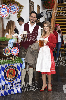 FC Bayern Team auf dem Oktoberfest in München