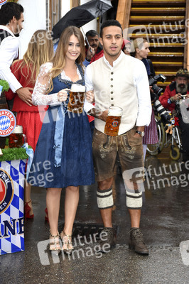 FC Bayern Team auf dem Oktoberfest in München