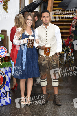FC Bayern Team auf dem Oktoberfest in München