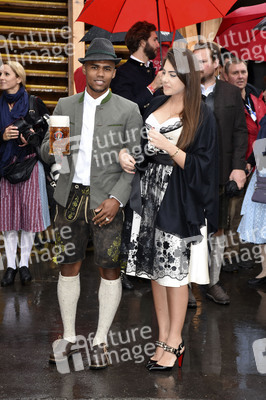 FC Bayern Team auf dem Oktoberfest in München