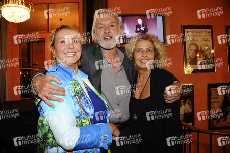 Theaterpremiere 'Glücklich die Glücklichen' in München
