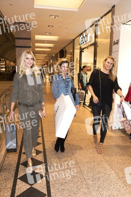 Late Night Shopping Party in Hamburg