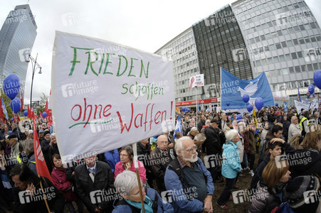 'Die Waffen nieder!' Demo in Berlin