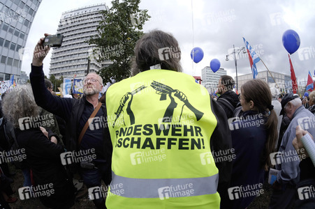 'Die Waffen nieder!' Demo in Berlin