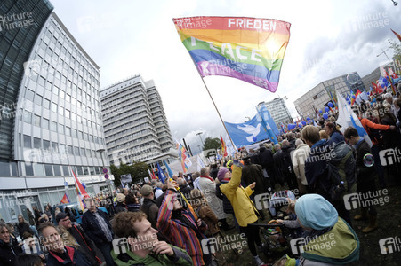 'Die Waffen nieder!' Demo in Berlin