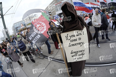 'Die Waffen nieder!' Demo in Berlin