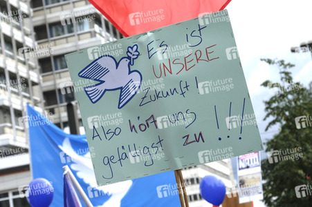 'Die Waffen nieder!' Demo in Berlin