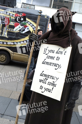 'Die Waffen nieder!' Demo in Berlin