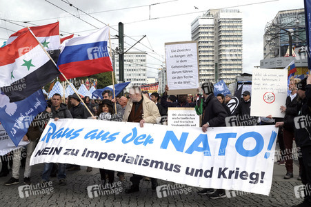 'Die Waffen nieder!' Demo in Berlin