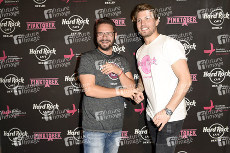 Pinktober Aktion im Hard Rock Cafe Berlin