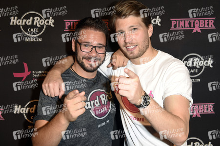 Pinktober Aktion im Hard Rock Cafe Berlin