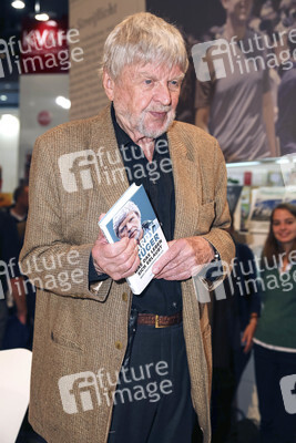 Hardy Krüger präsentiert am Stand der Süddeutschen Zeitung SZ auf der Buchmesse 2016 in Frankfurt sein Buch 'Was das Leben sich erlaubt'.