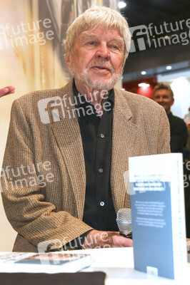 Hardy Krüger präsentiert am Stand der Süddeutschen Zeitung SZ auf der Buchmesse 2016 in Frankfurt sein Buch 'Was das Leben sich erlaubt'.