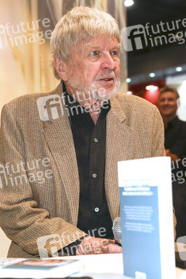 Hardy Krüger präsentiert am Stand der Süddeutschen Zeitung SZ auf der Buchmesse 2016 in Frankfurt sein Buch 'Was das Leben sich erlaubt'.