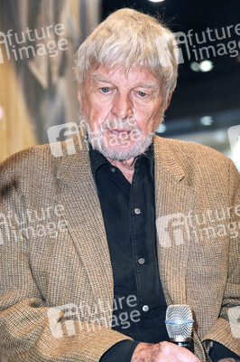 Hardy Krüger präsentiert am Stand der Süddeutschen Zeitung SZ auf der Buchmesse 2016 in Frankfurt sein Buch 'Was das Leben sich erlaubt'.