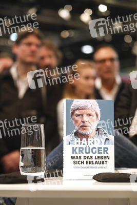 Hardy Krüger präsentiert am Stand der Süddeutschen Zeitung SZ auf der Buchmesse 2016 in Frankfurt sein Buch 'Was das Leben sich erlaubt'.