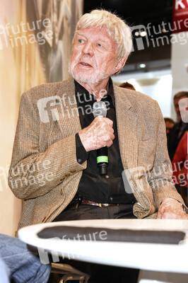 Hardy Krüger präsentiert am Stand der Süddeutschen Zeitung SZ auf der Buchmesse 2016 in Frankfurt sein Buch 'Was das Leben sich erlaubt'.