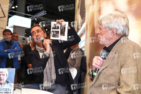 Hardy Krüger präsentiert am Stand der Süddeutschen Zeitung SZ auf der Buchmesse 2016 in Frankfurt sein Buch 'Was das Leben sich erlaubt'.