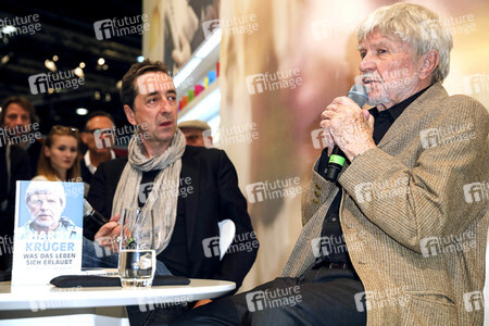 Hardy Krüger präsentiert am Stand der Süddeutschen Zeitung SZ auf der Buchmesse 2016 in Frankfurt sein Buch 'Was das Leben sich erlaubt'.