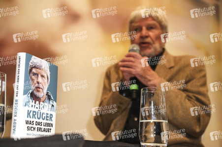 Hardy Krüger präsentiert am Stand der Süddeutschen Zeitung SZ auf der Buchmesse 2016 in Frankfurt sein Buch 'Was das Leben sich erlaubt'.