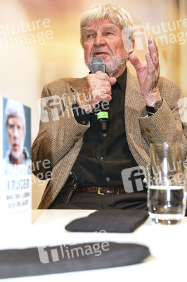 Hardy Krüger präsentiert am Stand der Süddeutschen Zeitung SZ auf der Buchmesse 2016 in Frankfurt sein Buch 'Was das Leben sich erlaubt'.
