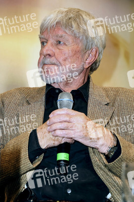 Hardy Krüger präsentiert am Stand der Süddeutschen Zeitung SZ auf der Buchmesse 2016 in Frankfurt sein Buch 'Was das Leben sich erlaubt'.