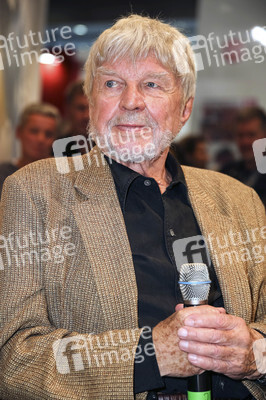 Hardy Krüger präsentiert am Stand der Süddeutschen Zeitung SZ auf der Buchmesse 2016 in Frankfurt sein Buch 'Was das Leben sich erlaubt'.