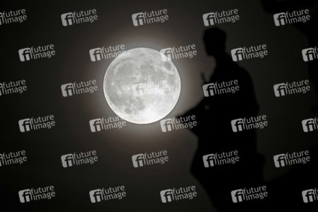 Super-Vollmond über Berlin