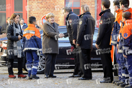 Angela Merkel besucht Jugendfeuerwehr in Berlin