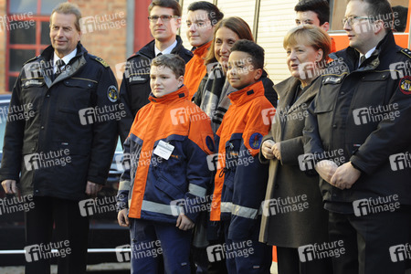 Angela Merkel besucht Jugendfeuerwehr in Berlin
