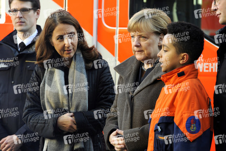 Angela Merkel besucht Jugendfeuerwehr in Berlin