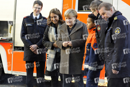 Angela Merkel besucht Jugendfeuerwehr in Berlin